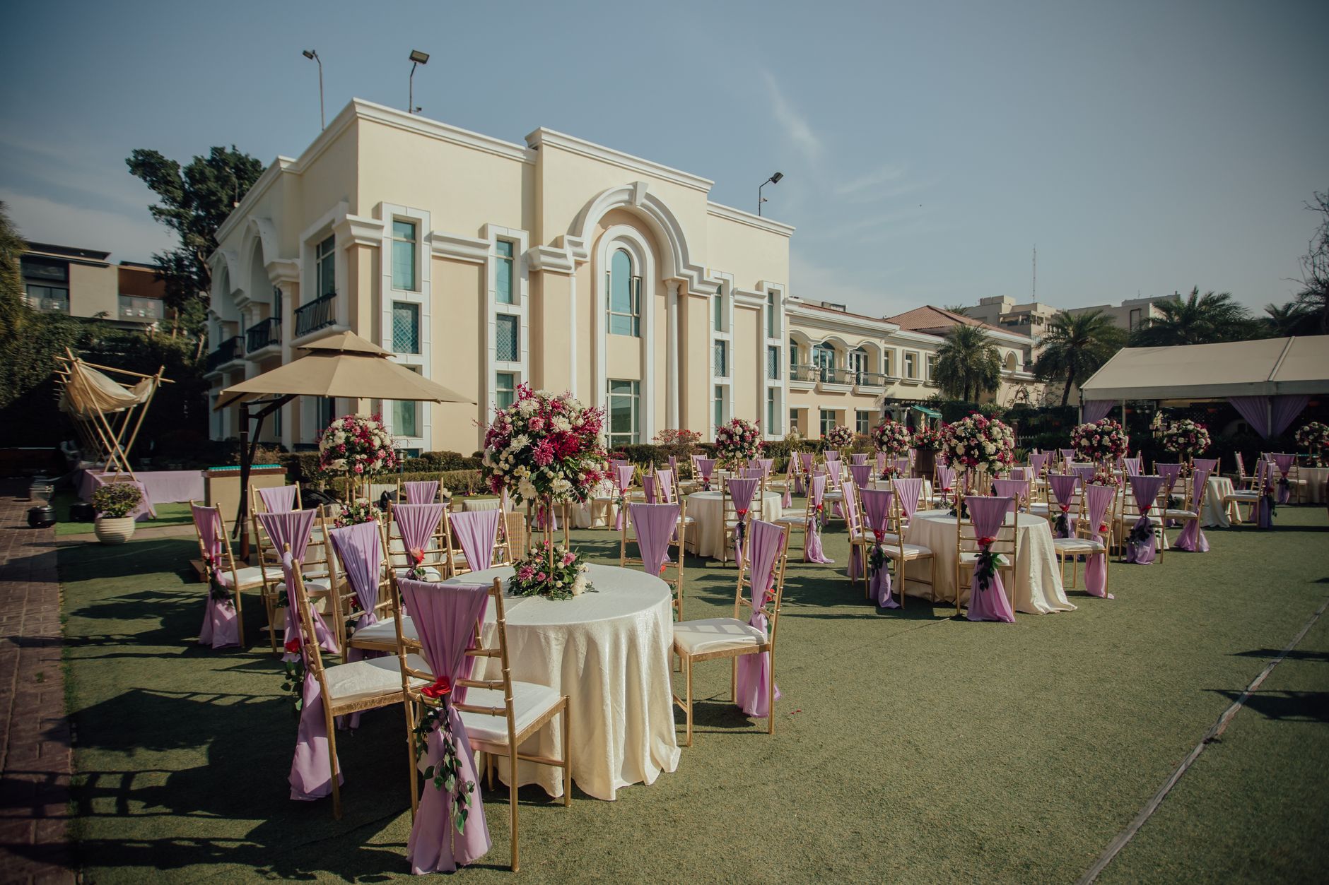 Mobiliario para hoteles y eventos con sillas y mesas de uso rudo fabricadas por Mobiliario MX para salones, banquetes y centros de eventos.
