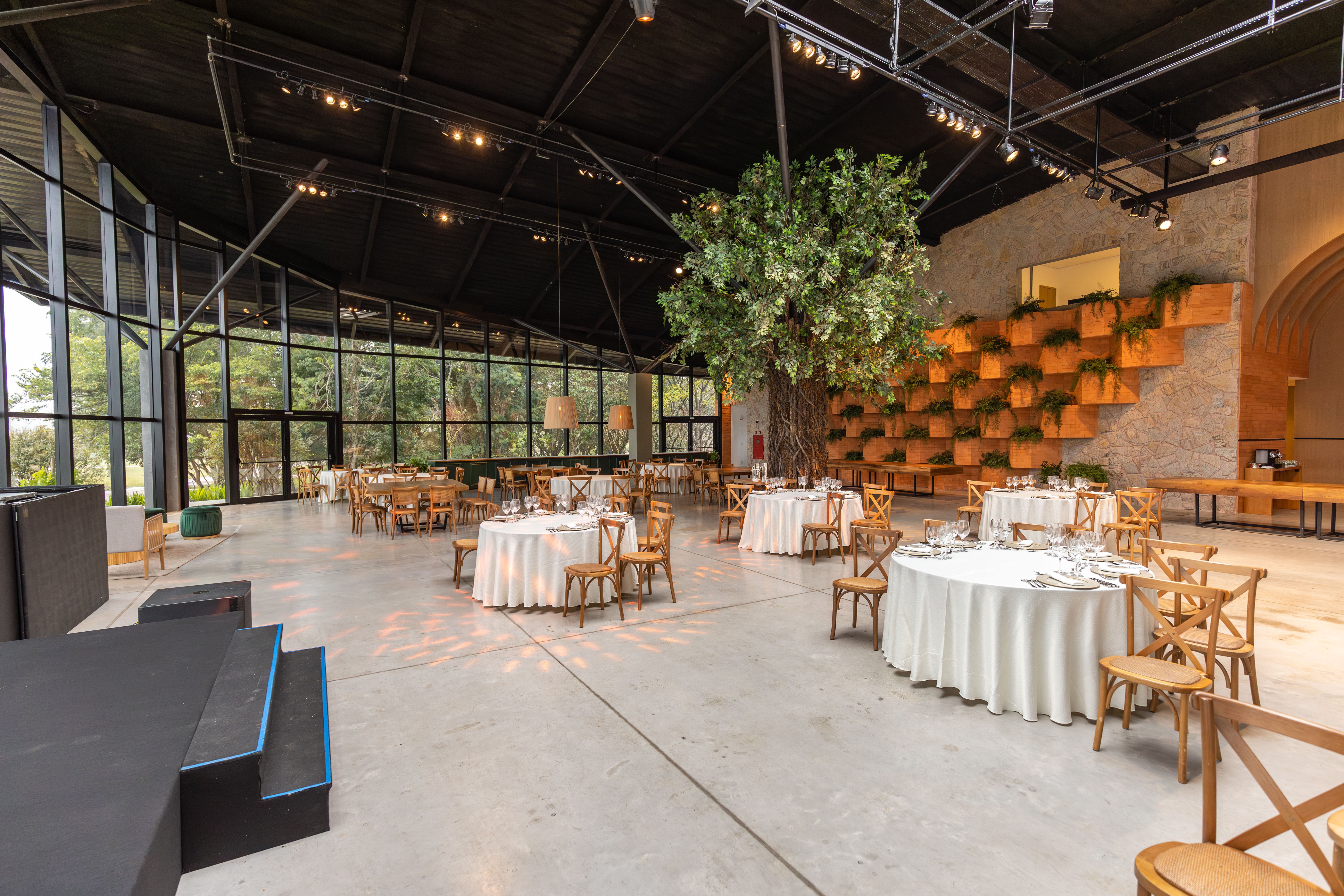 Salón de Eventos con Sillas de Madera